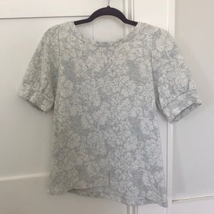 Slightly puffed sleeve shirt with floral pattern